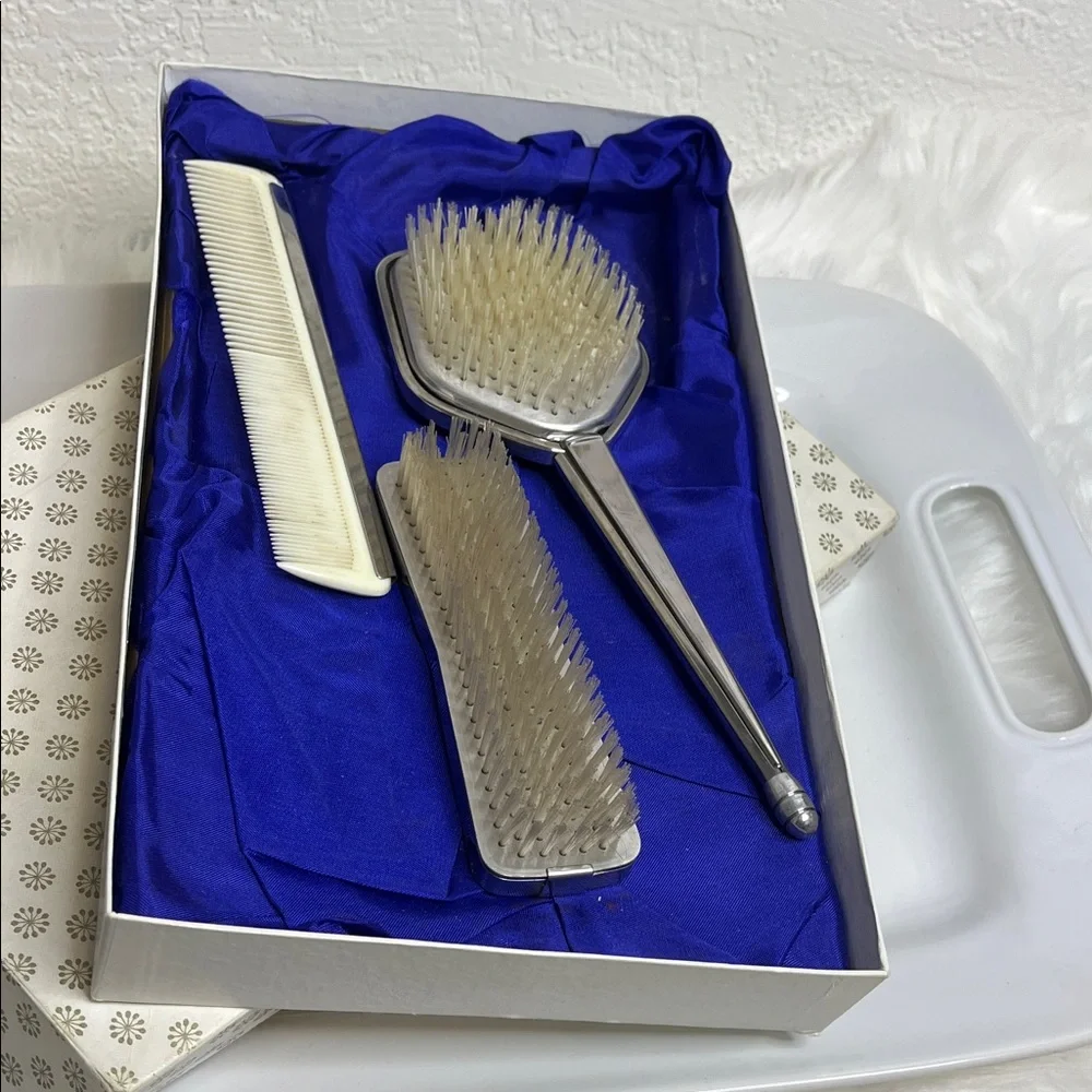Elegant Silver Vanity Set with Comb - Picture 4 of 10